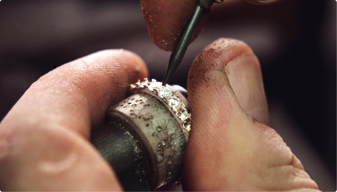 ファーストリングを熟練職人が丁寧に製作