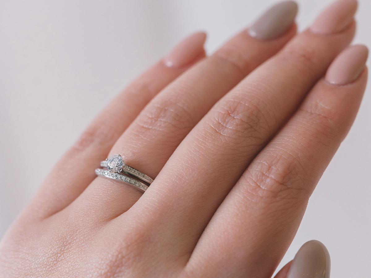 プラチナの婚約指輪と結婚指輪を重ねづけ
