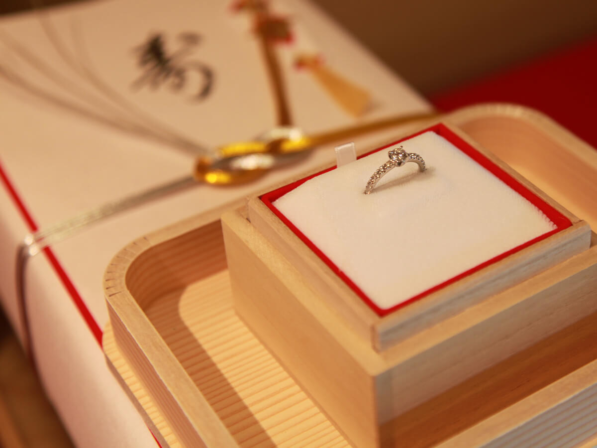 結納飾りで桐箱に入った婚約指輪