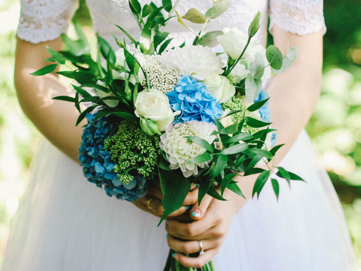 青い花束を持った花嫁