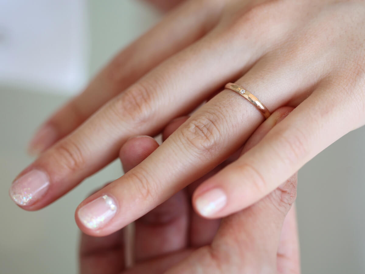 Pinkgoldピンクゴールドの結婚指輪を着けている女性