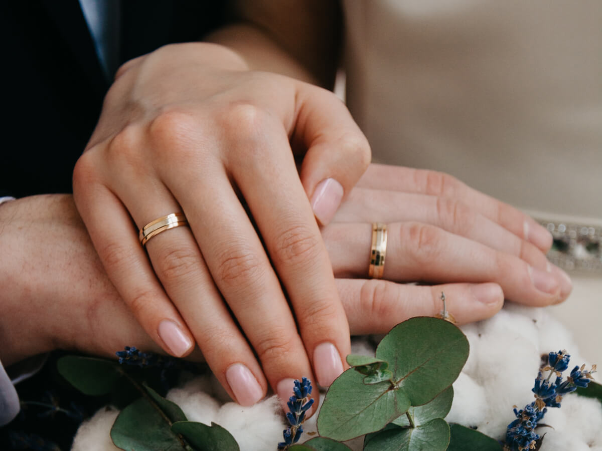 ピンクゴールドの結婚指輪を着用している男女