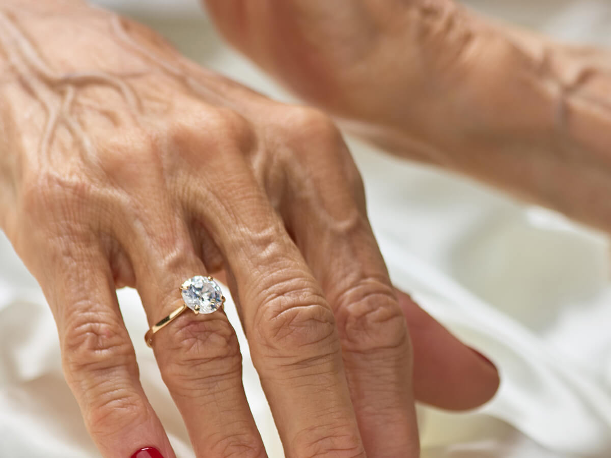 おばあちゃんが婚約指輪を着けている