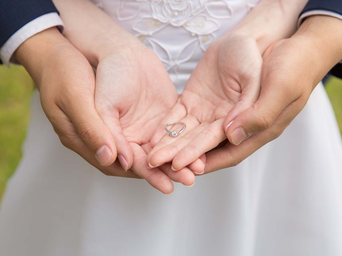 花嫁と花婿と婚約指輪