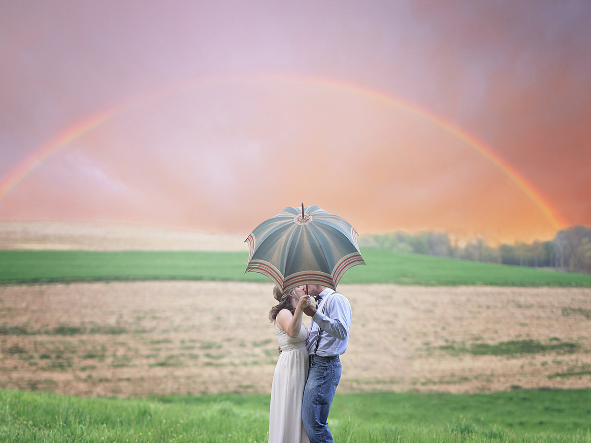 雨上がりの虹と結婚をするカップル