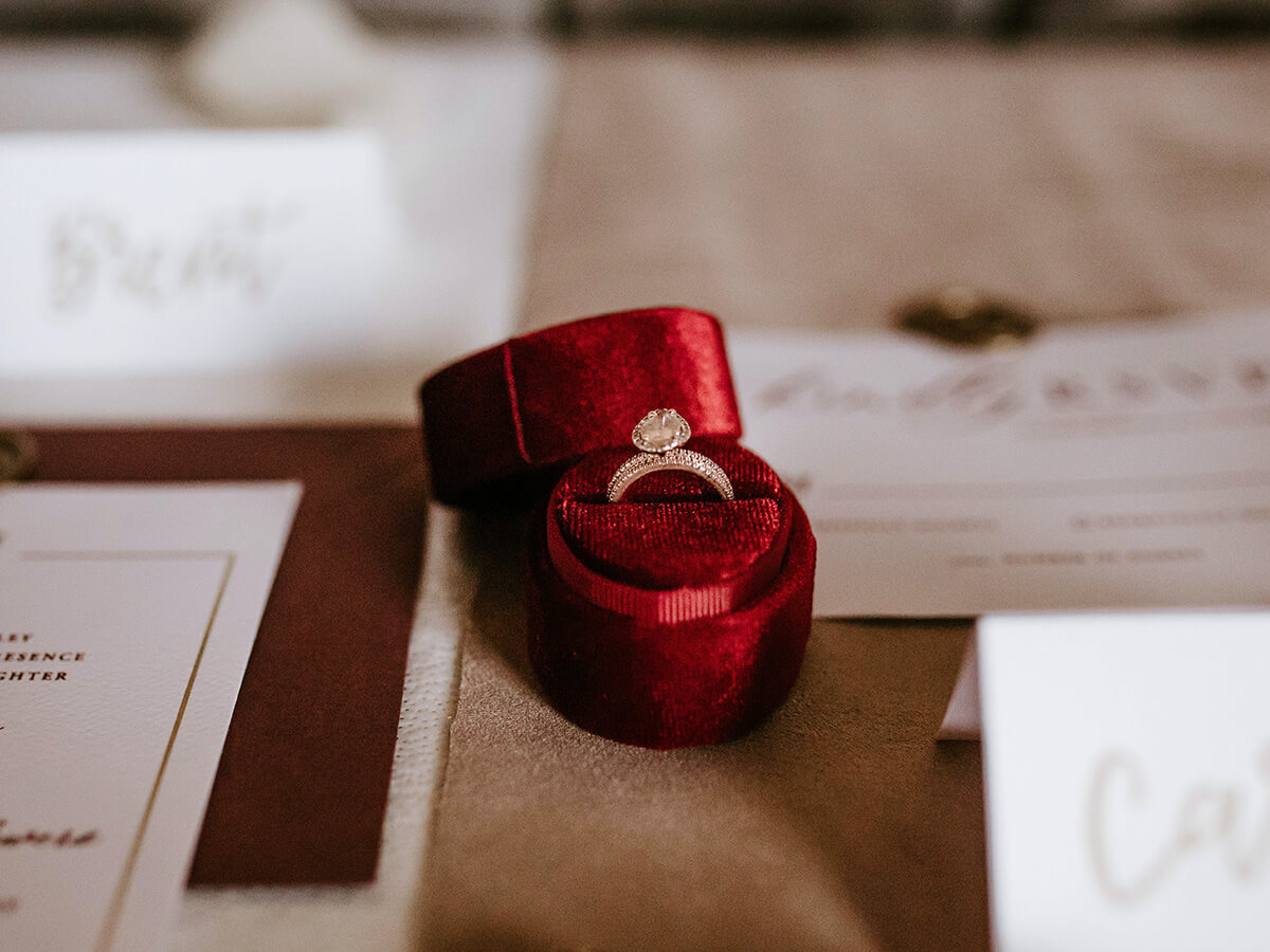 赤いケースに入った婚約指輪