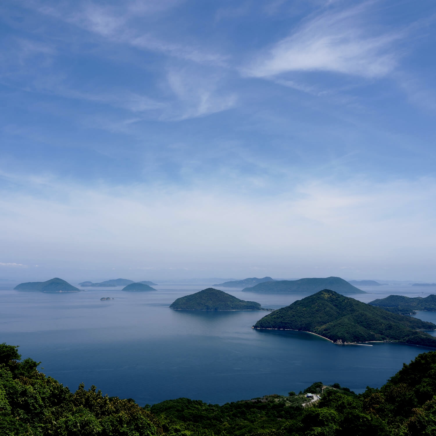 広島県の世界遺産の宮島、厳島神社、安芸の瀬戸内海の自然の情景を表現した和テイストと和風テイストの結婚指輪・婚約指輪AMATSU（アマツ）の婚約指輪エンゲージリングEngagementringと結婚指輪マリッジリングMarriageringとセットリングSetring