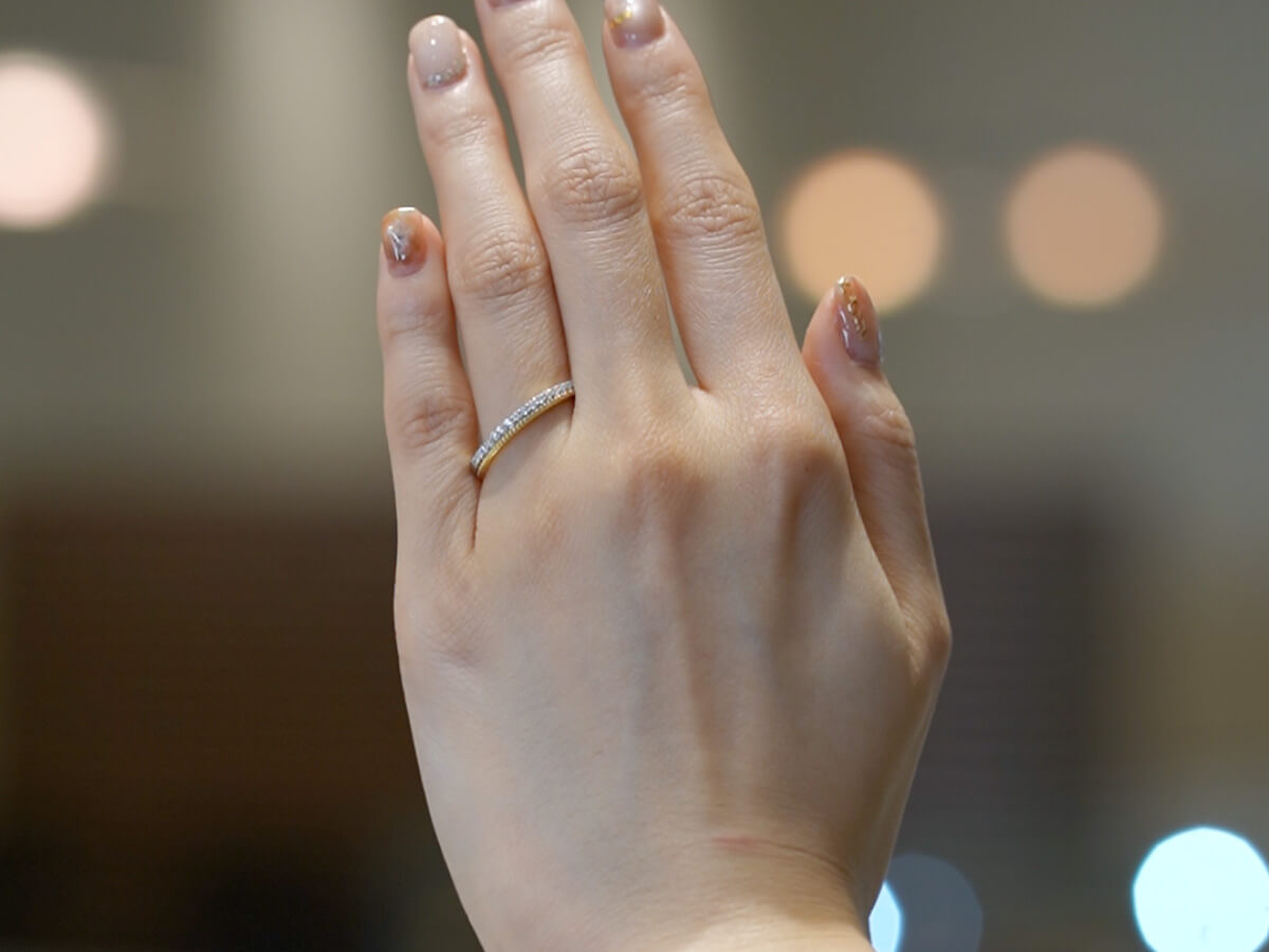 VANillAのエタニティリングを着用している女性の手元