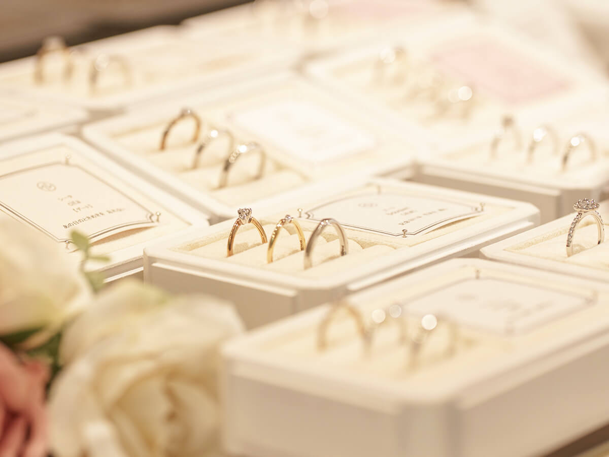 VANillA福山本店のディスプレイに並ぶ婚約指輪と結婚指輪